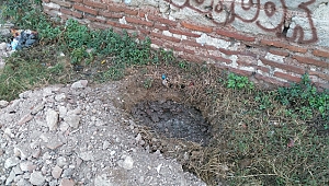 İstanbul surlarında gizemli çukurlar!