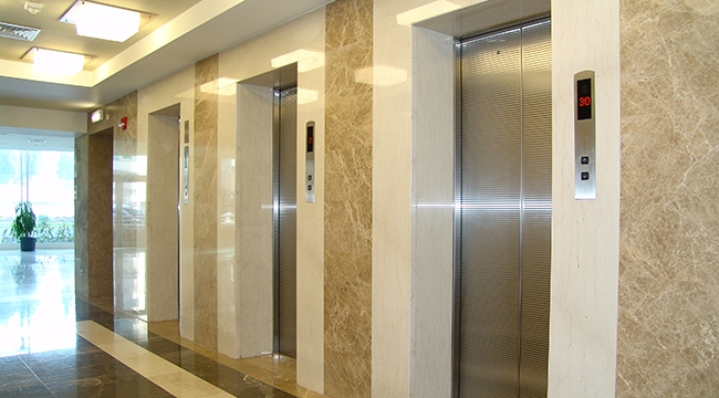 Depremde yüksek emniyet sağlayan asansör