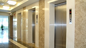 Depremde yüksek emniyet sağlayan asansör